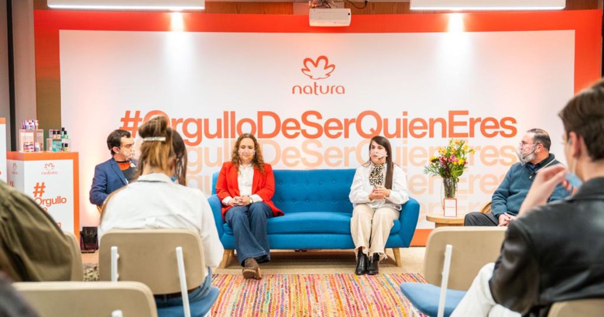 Mujeres líderes en Natura Chile trabajando en un entorno colaborativo, reflejando el compromiso de la empresa con la equidad de género.